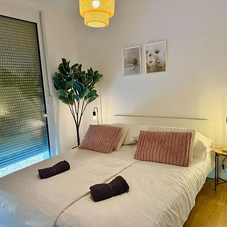 Moderne Stillvolle Mit Terrasse Apartment